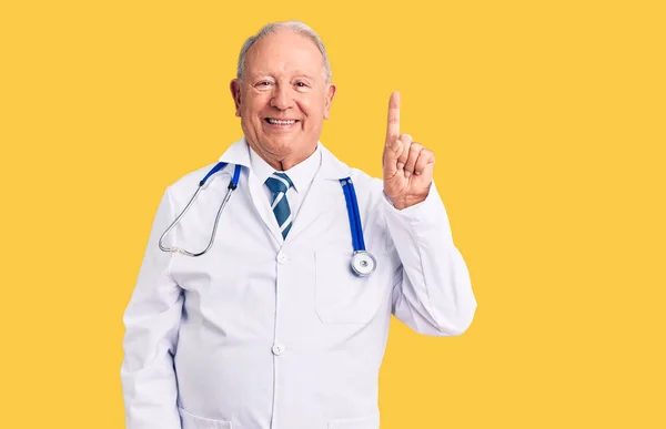 Hombre Mayor Guapo Pelo Gris Con Abrigo Médico Estetoscopio Mostrando —  Fotos de Stock