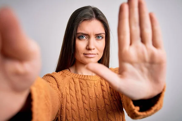 Junge Schöne Frau Mit Blauen Augen Trägt Lässigen Pullover Macht — Stockfoto