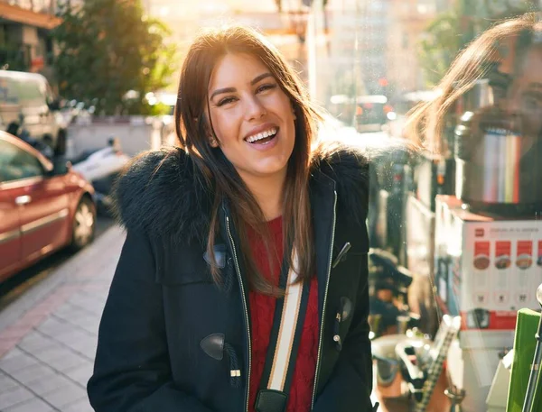 Jonge Mooie Brunette Vrouw Glimlachend Gelukkig Zelfverzekerd Staande Met Een — Stockfoto