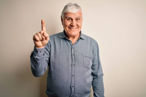 Anziano Bello Hoary Uomo Indossa Camicia Casual Piedi Isolato Sfondo — Foto Stock