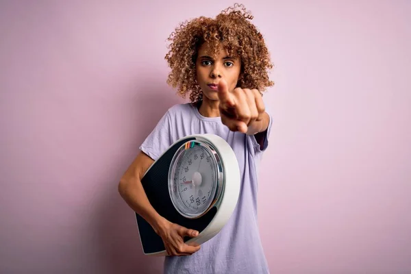 Afro Amerikaanse Slanke Vrouw Met Krullend Haar Holding Schaal Geïsoleerde — Stockfoto