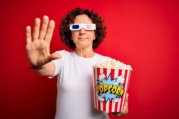 Medioevo Capelli Ricci Donna Guardando Film Utilizzando Occhiali Mangiare Popcorn — Foto Stock