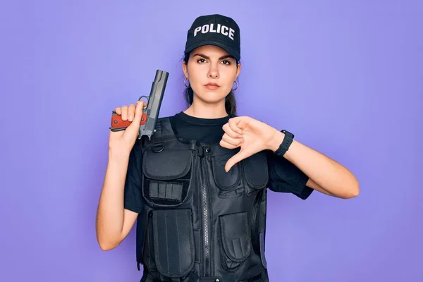 Młoda Policjantka Ubrana Kamizelkę Kuloodporną Trzymająca Broń Wściekłą Twarzą Negatywna — Zdjęcie stockowe