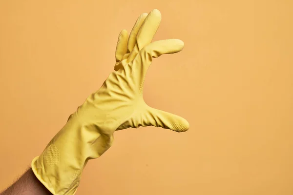 Mano Joven Caucásico Con Guante Limpieza Sobre Fondo Amarillo Aislado —  Fotos de Stock