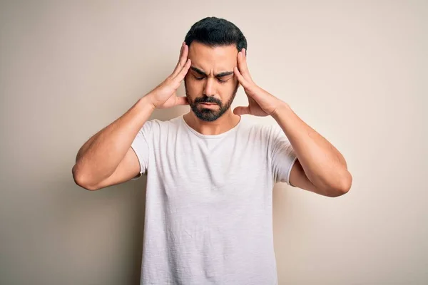 Ung Stilig Man Med Skägg Bär Casual Shirt Står Över — Stockfoto