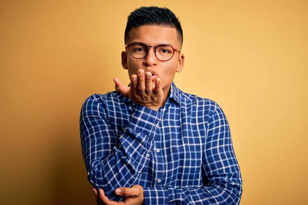 Joven Hombre Latino Guapo Con Camisa Casual Gafas Sobre Fondo —  Fotos de Stock