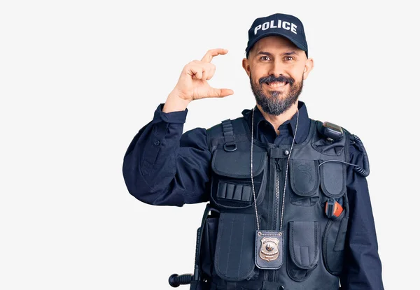 Homem Bonito Jovem Vestindo Uniforme Policial Sorrindo Confiante Gesto Com — Fotografia de Stock