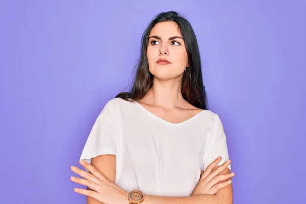 Junge Schöne Brünette Frau Trägt Legeres Weißes Shirt Über Lila — Stockfoto