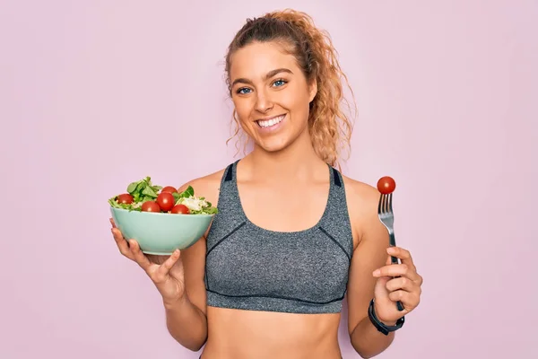 Jovem Bela Mulher Esportiva Loira Com Olhos Azuis Segurando Tigela — Fotografia de Stock