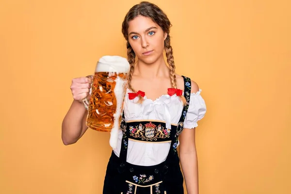 Mooie Blonde Duits Vrouw Met Blauwe Ogen Dragen Octoberfest Jurk — Stockfoto