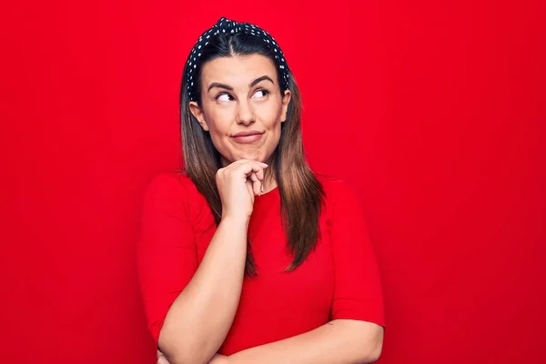 Jonge Mooie Brunette Vrouw Dragen Casual Shirt Staan Geïsoleerde Rode — Stockfoto