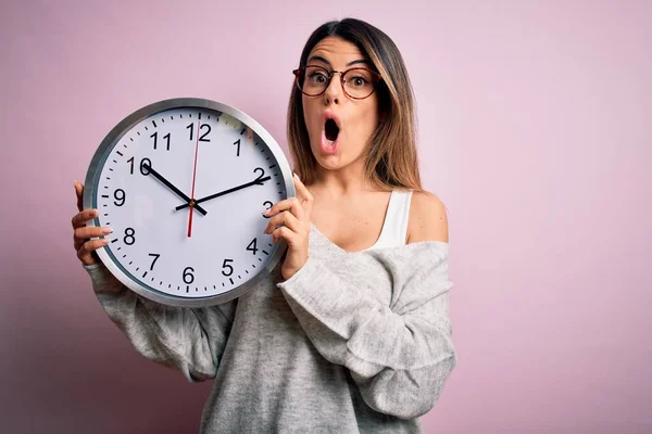 Junge Schöne Brünette Frau Mit Brille Macht Countdown Mit Großer — Stockfoto