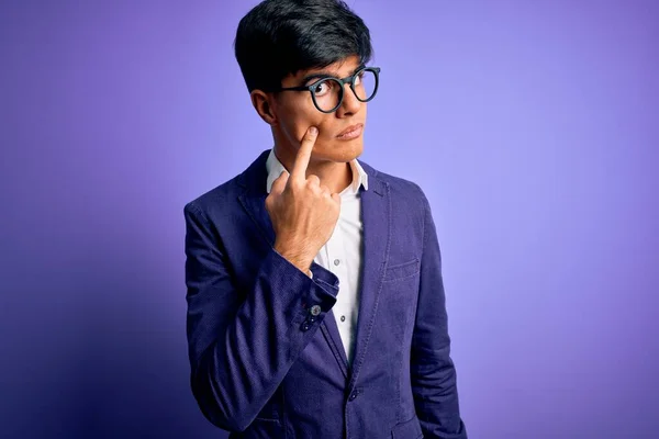 Mladý Pohledný Obchodník Bundě Brýlích Izolovaném Purpurovém Pozadí Ukazuje Oko — Stock fotografie