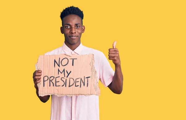 Ung Afrikansk Amerikansk Man Håller Inte Min President Protest Banner — Stockfoto