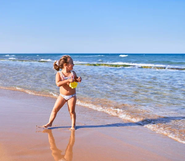 Adorable Niña Rubia Vistiendo Bikini Sonriendo Feliz Pie Con Sonrisa —  Fotos de Stock