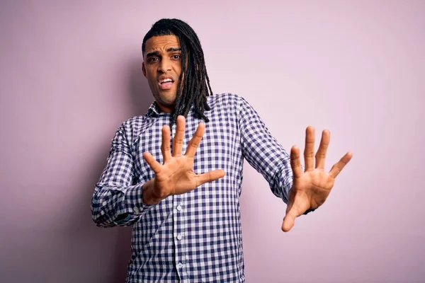 Jovem Afro Americano Afro Americano Bonito Com Dreadlocks Vestindo Camisa — Fotografia de Stock