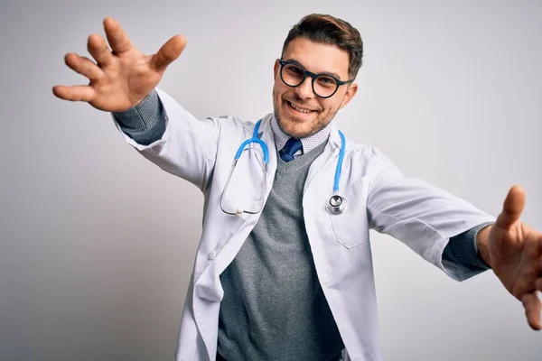 Jeune Médecin Aux Yeux Bleus Portant Manteau Médical Stéthoscope Sur — Photo