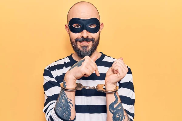Junger Gutaussehender Mann Mit Einbrechermaske Und Handschellen Lächelt Glücklich Und — Stockfoto
