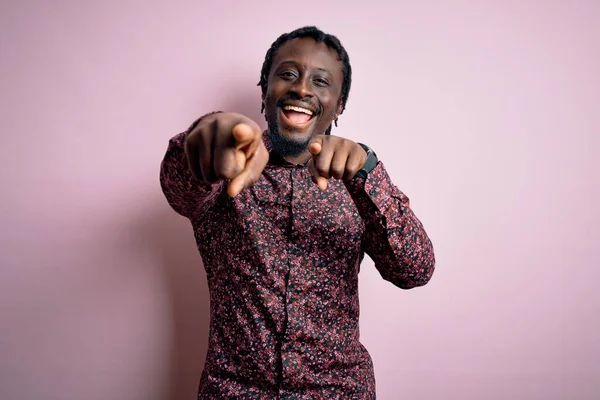 Joven Hombre Afroamericano Guapo Usando Camisa Casual Pie Sobre Fondo —  Fotos de Stock