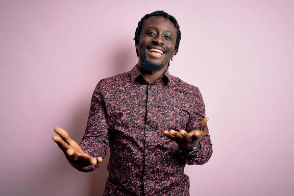 Joven Hombre Afroamericano Guapo Usando Camisa Casual Pie Sobre Fondo —  Fotos de Stock