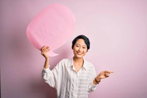 Giovane Bella Ragazza Asiatica Parlando Tenendo Discorso Bolla Isolato Sfondo — Foto Stock