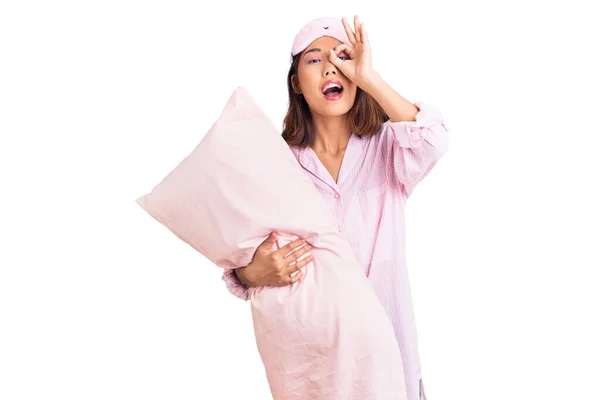 Mladý Krásný Číňan Dívka Sobě Spánkové Masky Pyžama Držení Polštář — Stock fotografie