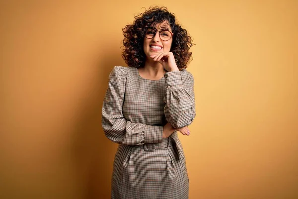 Vacker Arabiska Affärskvinna Bär Klänning Och Glasögon Står Över Gul — Stockfoto