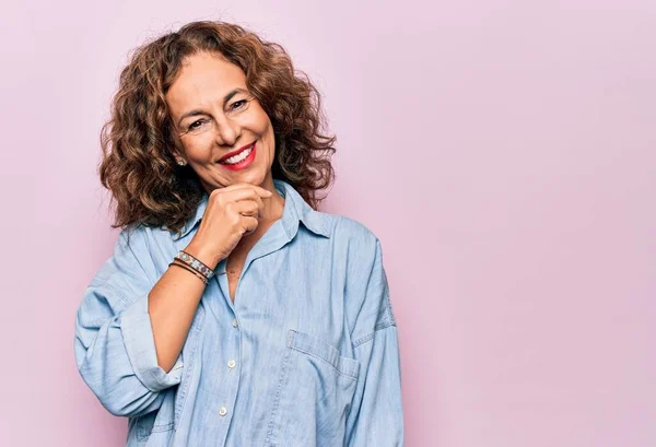 Middelbare Leeftijd Mooie Vrouw Dragen Casual Denim Shirt Staan Roze — Stockfoto