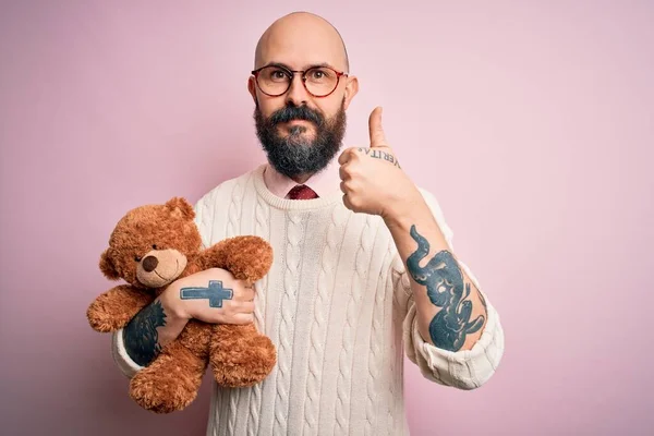 Hombre Calvo Guapo Con Barba Tatuaje Sosteniendo Oso Peluche Sobre — Foto de Stock