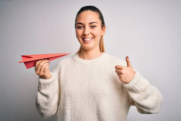 Gyönyörű Szőke Kék Szemekkel Tartja Piros Papír Repülőgép Felett Fehér — Stock Fotó