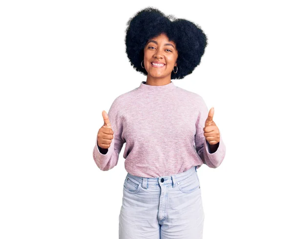 Молода Афроамериканська Дівчинка Одягнена Звичайний Знак Успіху Одязі Робить Позитивний — стокове фото