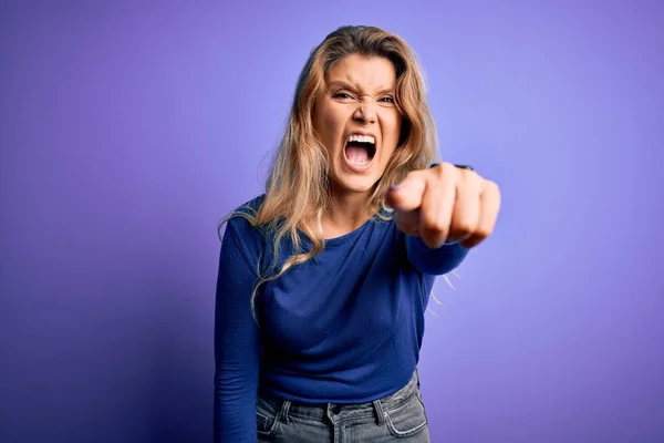 Jovem Mulher Loira Bonita Vestindo Camiseta Casual Sobre Fundo Roxo — Fotografia de Stock