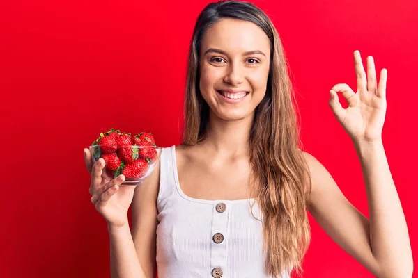 Ung Vacker Flicka Håller Skål Med Jordgubbar Gör Tecken Med — Stockfoto