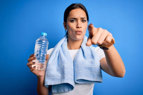 Joven Hermosa Deportista Morena Con Toalla Bebiendo Botella Agua Para — Foto de Stock