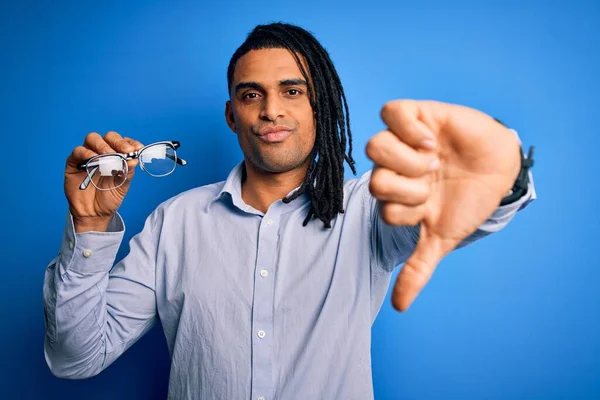 Joven Afroamericano Afro Hombre Con Rastas Sosteniendo Gafas Sobre Fondo —  Fotos de Stock