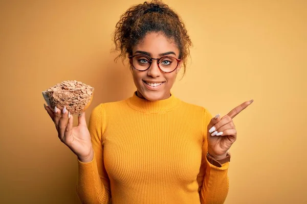 Jong Afrikaans Amerikaans Meisje Holding Bowl Met Gezonde Cornflakes Granen — Stockfoto