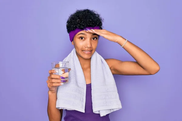 Linda Mulher Afro Americana Desportiva Fazendo Exercício Vestindo Toalha Beber — Fotografia de Stock