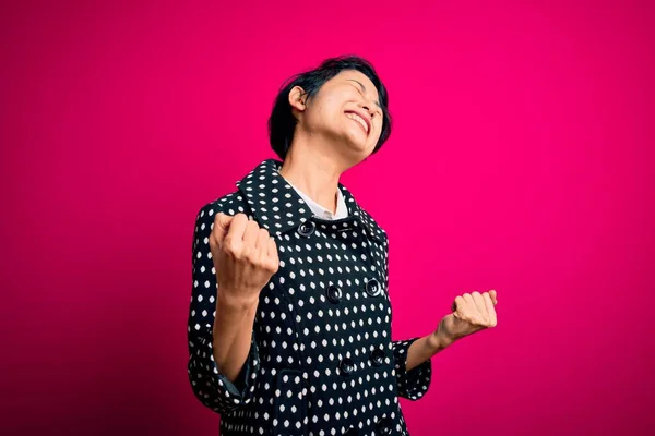 캐주얼 분홍색 아름다운 아시아 소녀는 성공하기 소리를 지르며 행복하고 흥분된 — 스톡 사진