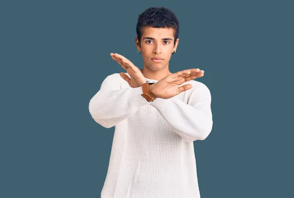 身穿休闲装的年轻的非洲裔美国男人 交叉着双臂做着消极的手势 满脸怒容 — 图库照片