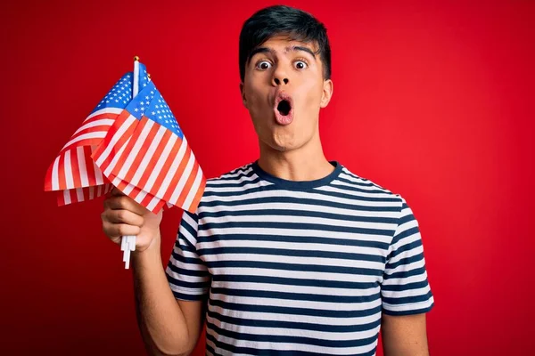 Jovem Bonito Homem Patriótico Segurando Bandeiras Dos Estados Unidos Celebrando — Fotografia de Stock