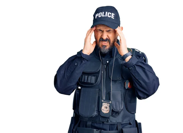 若いハンサムな男の頭の上に手で警察の制服を着て 頭痛の種ので ストレス 片頭痛 — ストック写真