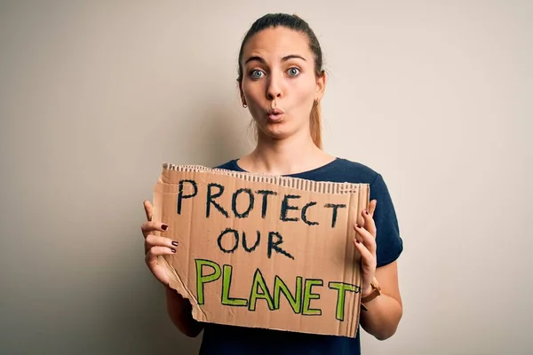 Jovem Mulher Loira Bonita Com Olhos Azuis Pedindo Proteger Planeta — Fotografia de Stock