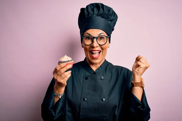 Mulher Padeiro Meia Idade Vestindo Uniforme Fogão Chapéu Segurando Delicioso — Fotografia de Stock