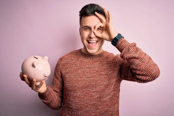 Jovem Bonito Caucasiano Homem Segurando Porquinho Banco Para Economias Sobre — Fotografia de Stock