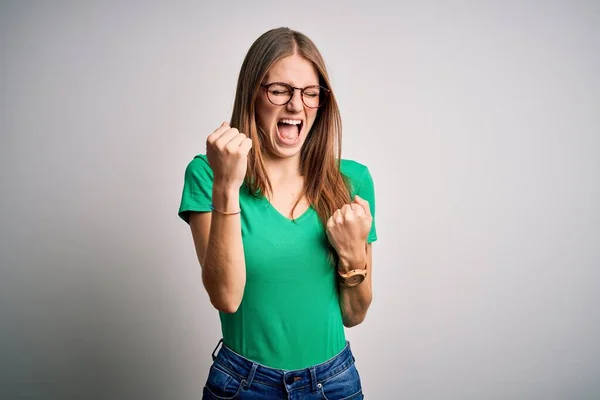 Jonge Mooie Roodharige Vrouw Draagt Casual Groene Shirt Bril Witte — Stockfoto