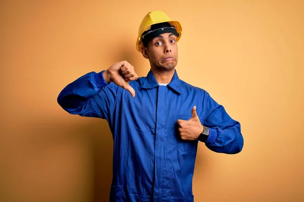 Junger Gutaussehender Afrikanisch Amerikanischer Arbeiter Blauer Uniform Und Schutzhelm Daumen — Stockfoto