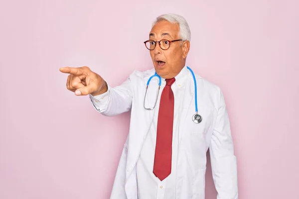 Orta Yaşlı Kır Saçlı Steteskop Takan Profesyonel Bir Doktor Parmağıyla — Stok fotoğraf