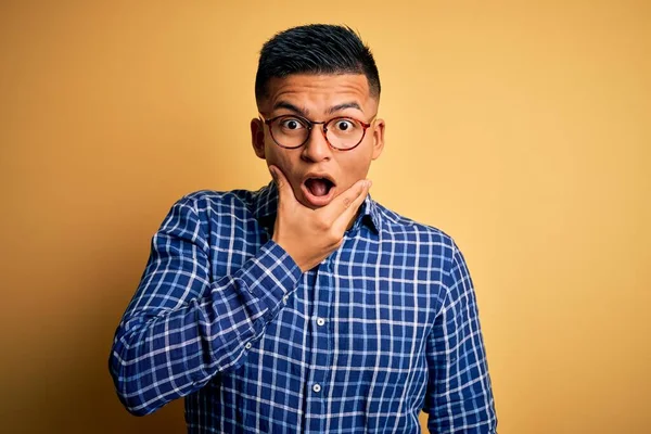 Mladý Pohledný Latinský Muž Neformální Košili Brýlích Přes Žluté Pozadí — Stock fotografie
