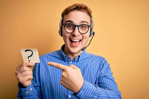 Redhead Call Center Agente Hombre Trabajando Con Auriculares Celebración Recordatorio — Foto de Stock