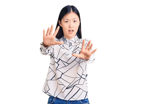 Jonge Mooie Chinese Vrouw Draagt Casual Shirt Bang Doodsbang Met — Stockfoto